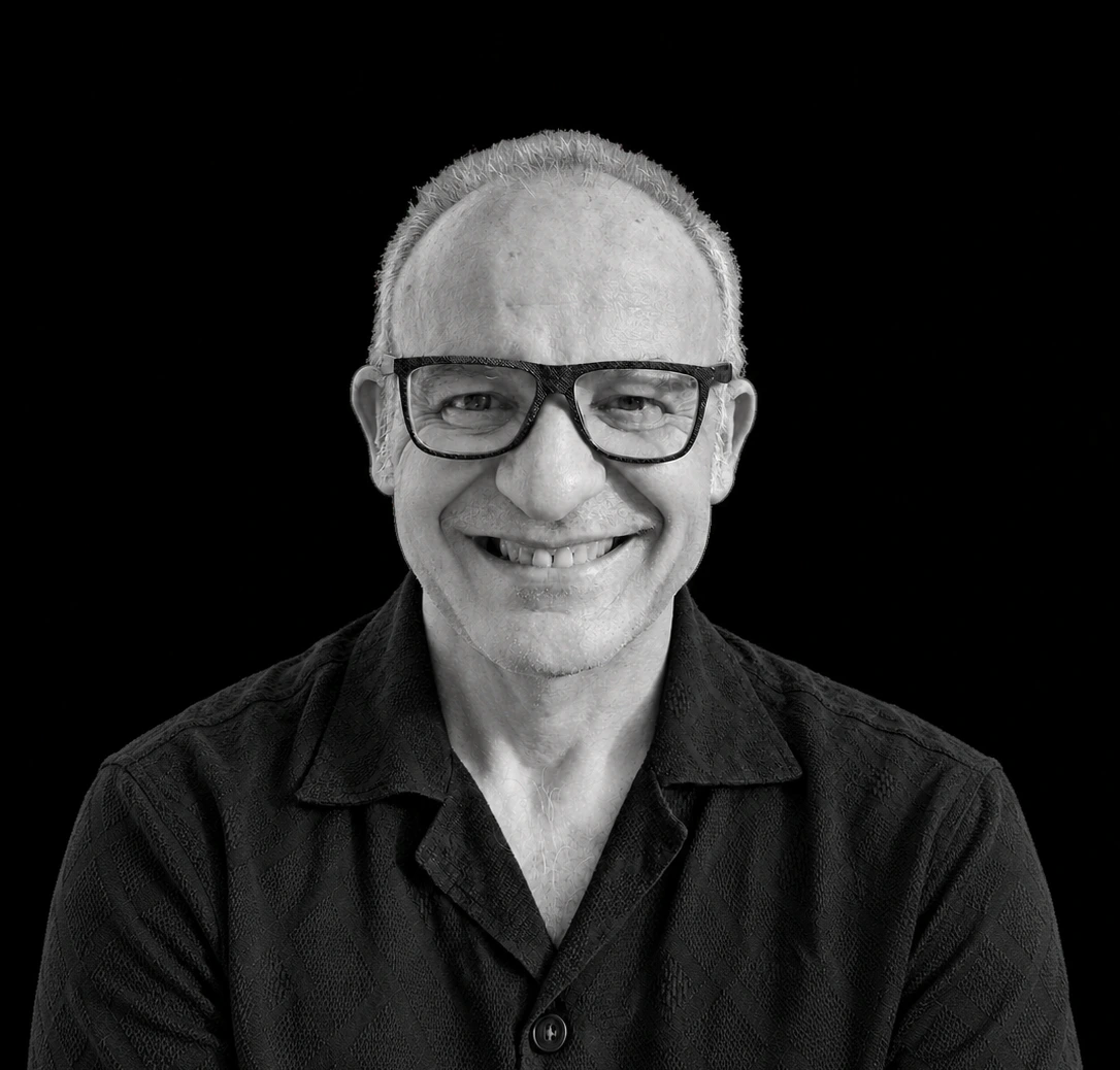 Enrique Victoria, retrato sonriente en blanco y negro