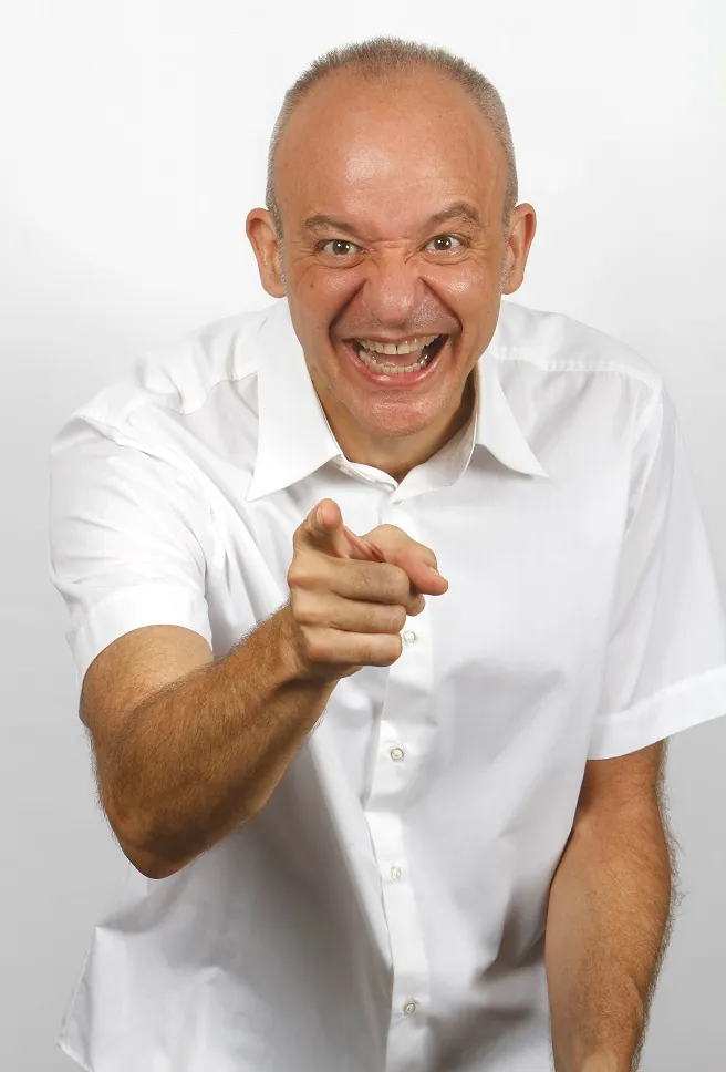 Retrato gesticulando con camisa blanca