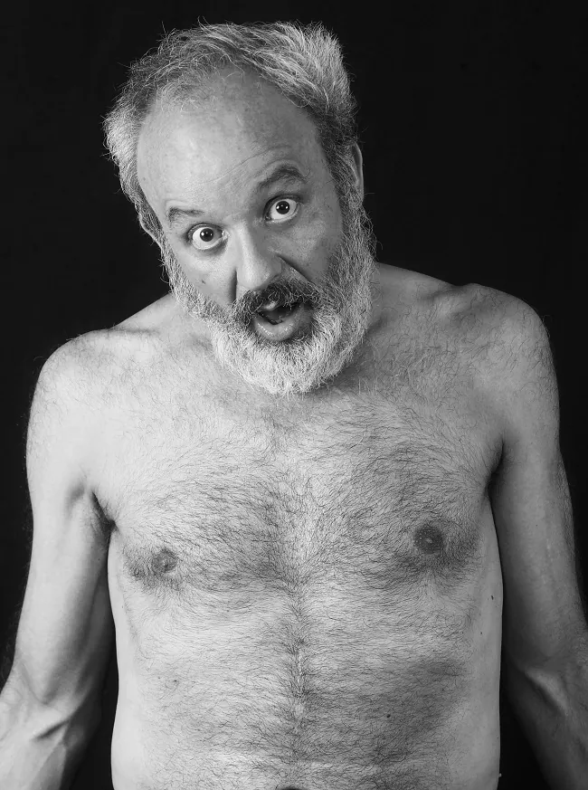 Retrato sin camiseta, en blanco y negro