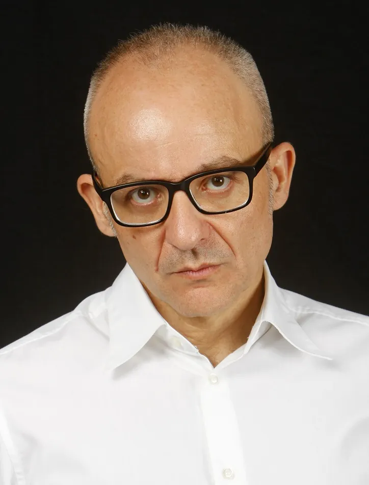 Retrato con gafas y camisa blanca