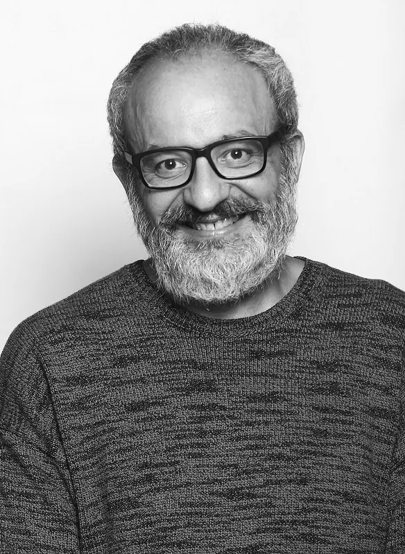 Retrato sonriente con gafas, en blanco y negro