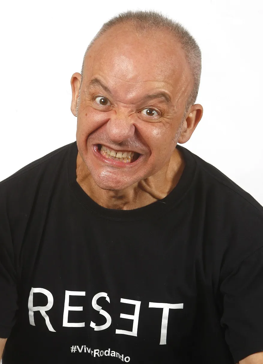 Retrato expresivo con camiseta negra