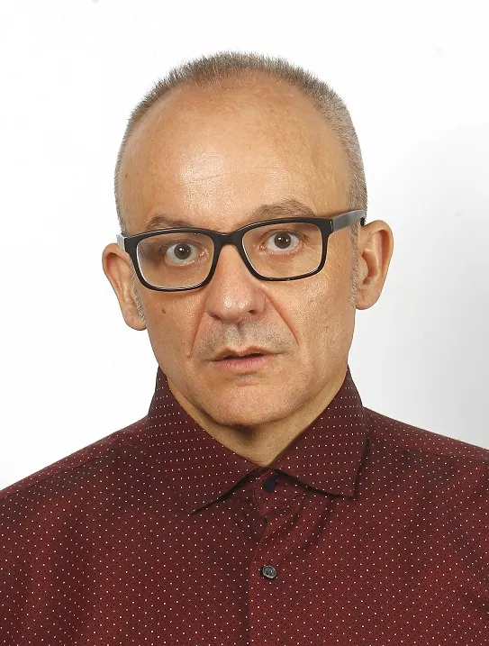 Retrato con gafas y camisa granate