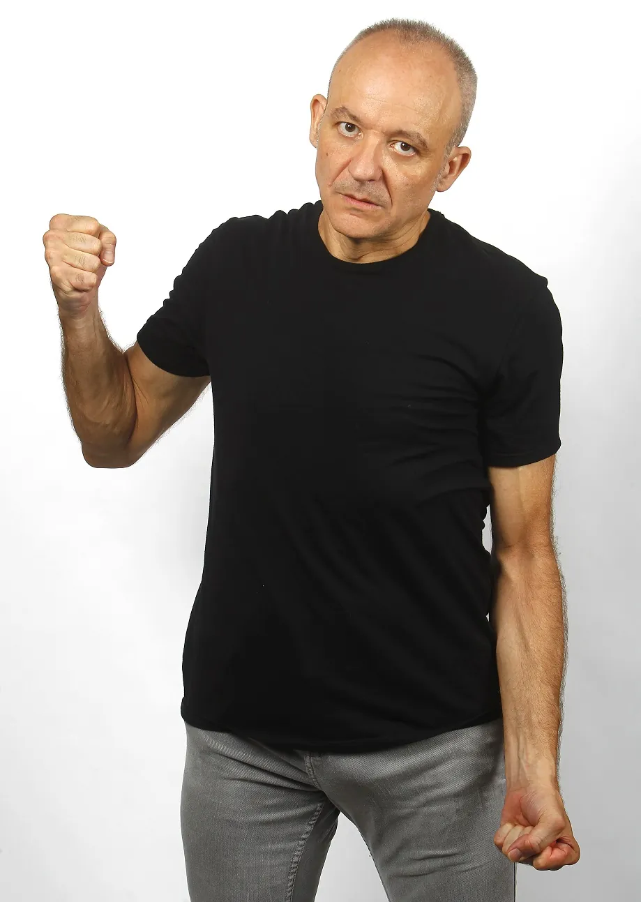 Plano de tres cuartos con camiseta negra