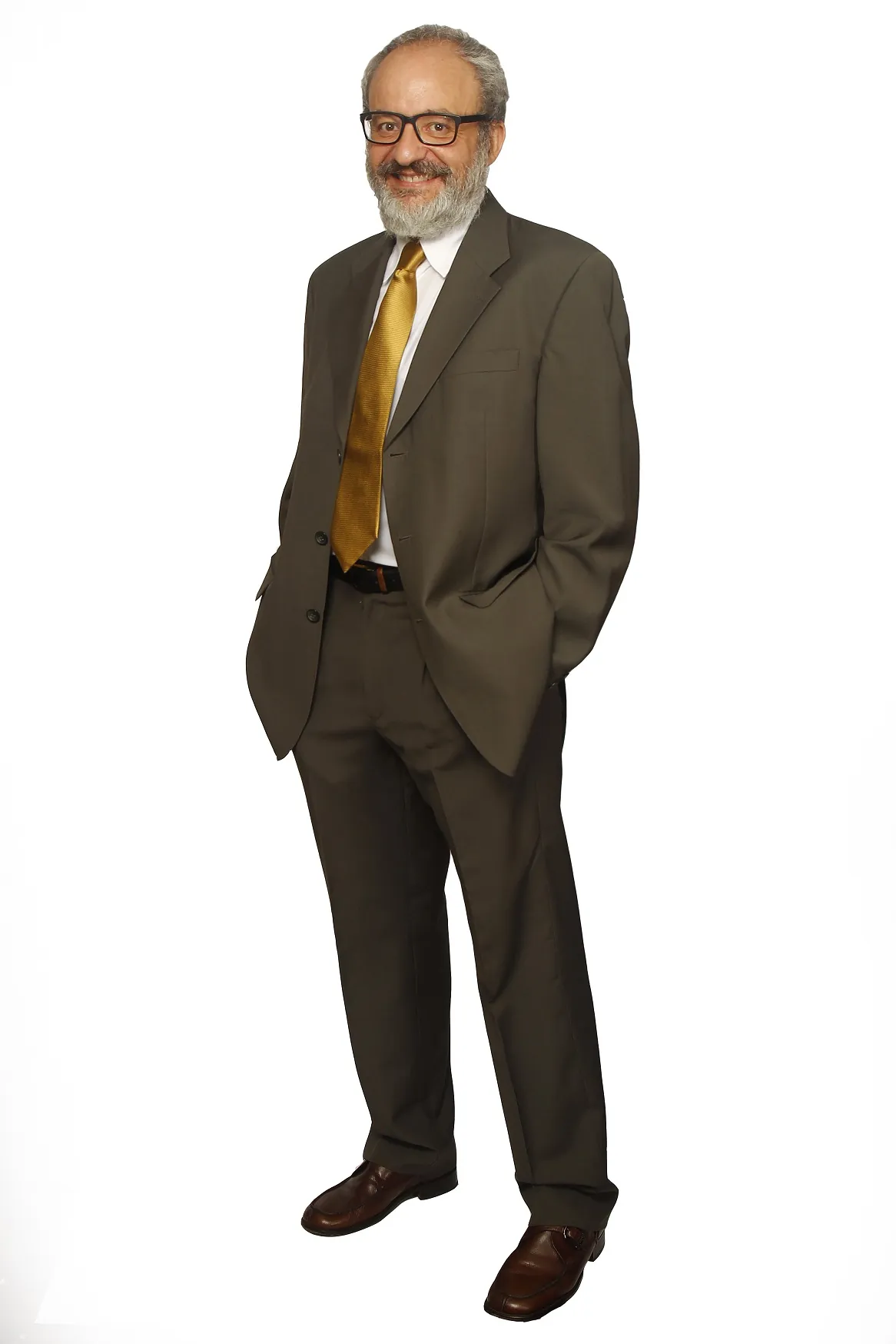 Cuerpo entero con traje y corbata dorada