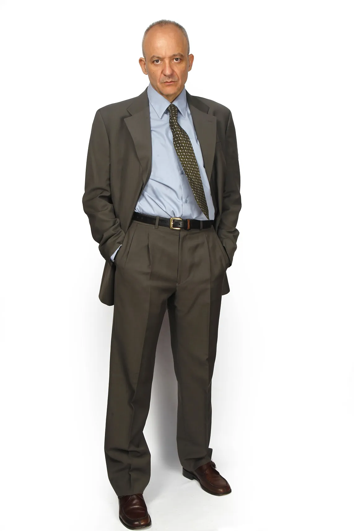 Cuerpo entero con traje y camisa azul