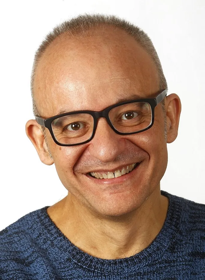 Retrato sonriente con gafas y camiseta azul