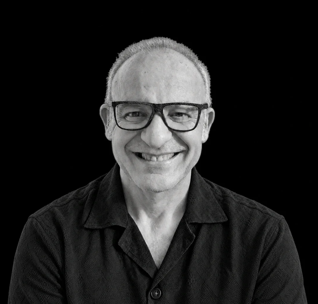 Enrique Victoria, retrato sonriente en blanco y negro